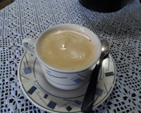 Café descafeinado: pode beber à vontade ou faz mal? Tire a dúvida e veja benefícios