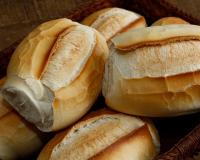 Não é na geladeira, nem na bancada: guarde o pão francês assim para durar mais e sempre ter fresquinho no café da manhã