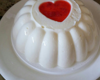 Manjar de coco com calda de morango