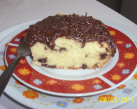Bolo de baunilha com gotas de chocolate e cobertura (super fofo)