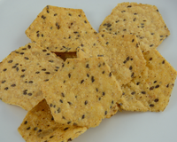 Nem pão de queijo, nem torrada: esse biscoito de queijo com gergelim que aprendi no TudoGostoso combina com tudo