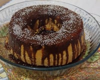 Bolo simples de coco com cobertura de chocolate (muito fácil)