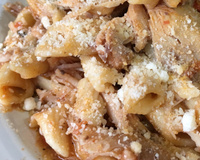 Macarrão com frango na panela de pressão