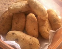 Bolinho de mandioca recheado de carne moída