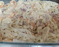 Macarrão ao molho branco com bacon e camarão
