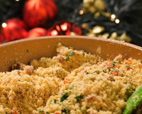 Farofa colorida com temperos sendo misturada em uma panela