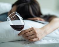 Será que aquela taça de vinho de noite realmente te ajuda a dormir ou é mito?