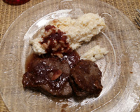 Medalhão de filé mignon ao falso molho madeira