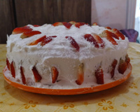 Bolo com doce de leite e morango da Tamy