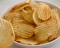 Eu fiz batata chips caseira gastando quase nada e ficou muito melhor do que a versão industrializada!