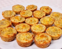 Tem fubá e polvilho em casa? Misture os dois e faça essa empadinha sem glúten para o seu lanche da tarde