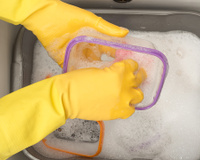 Desisti de jogar meus potes de plástico no lixo depois que aprendi um truque para tirar o amarelado, funciona sempre