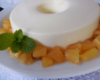 Manjar de coco com calda de abacaxi