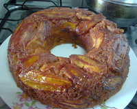 Bolo de iogurte e bananas carameladas