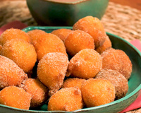 Bolinho de chuva de bolo de cenoura é o quitute FÁCIL e GOSTOSO que vai deixar a família inteira querendo mais