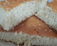 Bolo com pedaços de abacaxi na massa