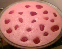 Gelatina cremosa com morangos