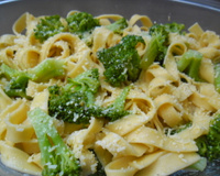 Talharim ao brócolis com alho e óleo