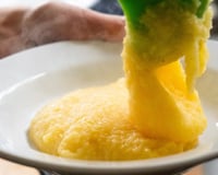 Chega de errar no ponto da polenta: TudoGostoso revela a quantidade ideal de água para ela ficar perfeita, nem seca e nem rala demais