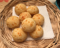 Pão de queijo de padaria (delicioso)