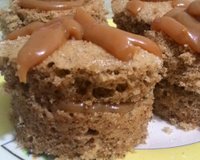 Bolo de caneca de canela com doce de leite