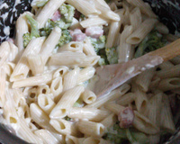 Macarrão com brócolis e creme branco