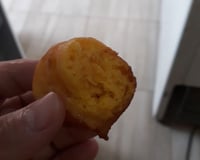 Bolinho de chuva de cenoura com calda de chocolate