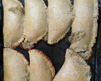 Pastel assado com recheio de pizza