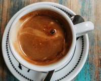 O que significa a espuma no café expresso? Crema bonita não é sinônimo de café bom