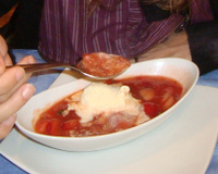 Sopa de morangos, manjericão e tomilho com sorvete de creme