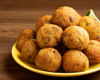 Nunca mais joguei as sobras de arroz fora: aprendi com uma chef famosa a fazer este bolinho e ele virou meu lanche favorito