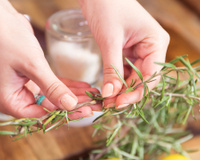 Chega de encontrar pedacinhos de alecrim na comida: esse é o melhor jeito de usar o tempero, mas poucas pessoas sabem