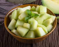 Por que você deve comer melão no verão? Lista de benefícios impressiona e vai te convencer a incluir a fruta na alimentação