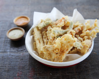 Tempura de camarão ou legumes de sua preferência