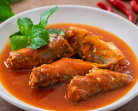 O prato não parece bonito, mas o sabor é de outro mundo: receita de sardinha assada com molho de tomate que minha avó portuguesa adora preparar