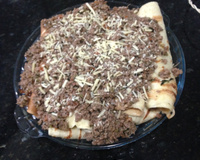 Panquecas com recheio de carne moída e acelga ao molho de tomate