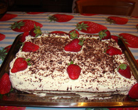 Bolo de chocolate com recheio de flocos e creme com morangos