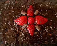 Bombom de morango na travessa