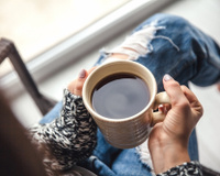 Os 10 países que mais consomem café no mundo em 2025, sendo o número 1 aquele que consome em média mais de 5 xícaras por dia