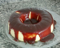 Pudim de queijo com calda de goiabada cascão