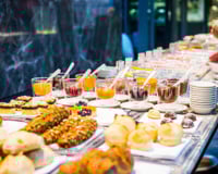 O truque dos hotéis para te fazer comer menos no café da manhã, segundo especialista em comportamento do consumidor