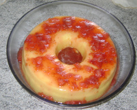 Brigadeirão de chocolate branco com calda de morango