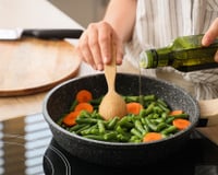 Se você ainda usa esse tipo de colher para fazer comida em casa, está prejudicando a sua saúde sem saber: as dicas de um neurocientista para escolher utensílios mais seguros na cozinha