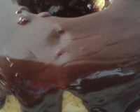 Bolo de cenoura com calda de chocolate de microondas