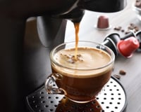 Se uma xícara de café nunca é suficiente, essa cafeteira Dolce Gusto com 43% de desconto merece sua atenção