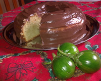 Bolo de jiló com cobertura de brigadeiro
