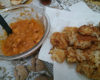 Kartoffelpuffer com molho cheddar com bacon