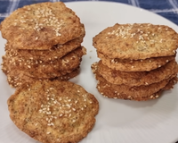 Crocante, proteico e simples: o biscoito salgado que foge do óbvio e quase não tem carboidrato