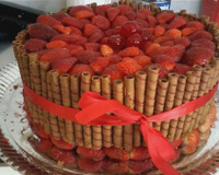 Bolo chocolate com morango fácil