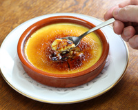 Uma sobremesa pra lá de especial: como fazer crema catalana, a versão espanhola do creme brûlée